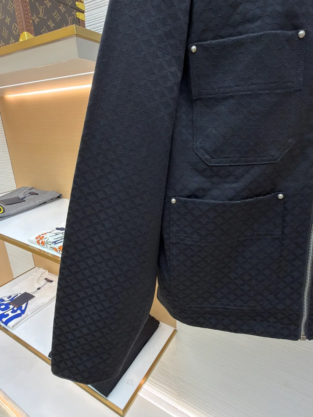LOUIS VUITTON cotton work jacket ●Article number: 1681527-C00 ●Material: cotton jacquard fabric ●Technology: jacquard production ●Color: black ●Version: fitted version ●Weight: about 995 grams ●Size: S-M-L-XL ●Description: Cotton work tunic jacket This work jacket is made of comfortable cotton with a corduroy effect leather collar, and the jacquard creates a rich texture. The leather patch is the finishing touch and one of the studded patch pockets, and the quilted lining makes it a chic choice that spans all seasons. Wear it with matching trousers for a casual look. Regular fit, 100% cotton, lining: 64% polyester, 36% cotton, all-over logo jacquard, pearlescent buttons on pockets and cuffs, corduroy-effect ribbed collar, quilted lining, zip fastening, studded patch pockets and buttoned flap patch pockets, logo patch on front pocket. The overall wiring is straight and delicate, the fabric is comfortable and soft, and the color is consistent without color difference. It can be matched with the same style to create a fashionable look and control various occasions. Customized accessories, complete with three standards, same style for men and women!